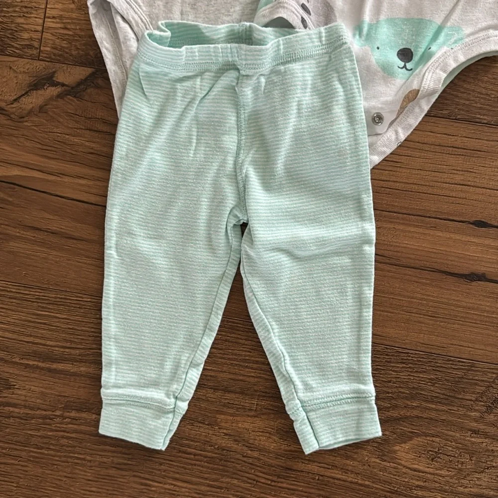 Bundle of Carter’s baby boy outfit sets, size 9 months - Picture 3 of 6